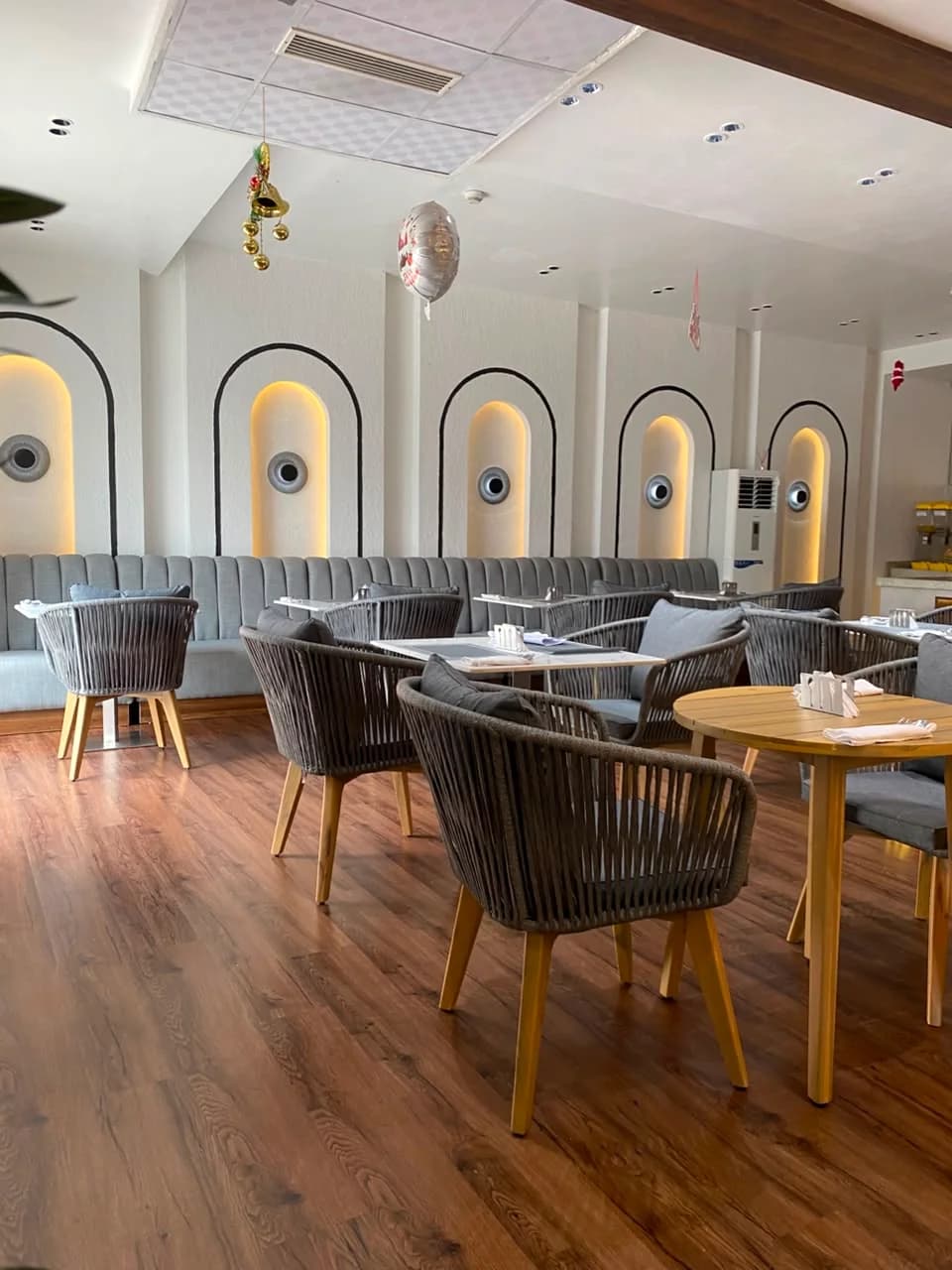 Restaurant interior, first view.